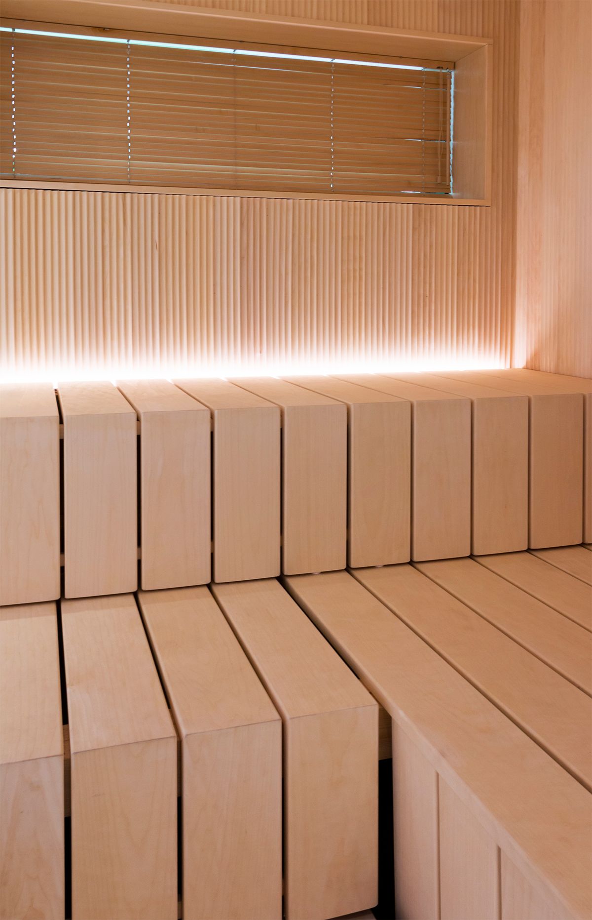 Saunan valaistus: led nauha saunassa penkin takana valaisemassa alhaalta ylöspäin. Ledstore.fi
